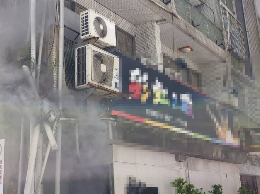第三性公關店火警造成高市兩名消防人員受傷，其中一人插管治療。 圖：高雄市消防局提供