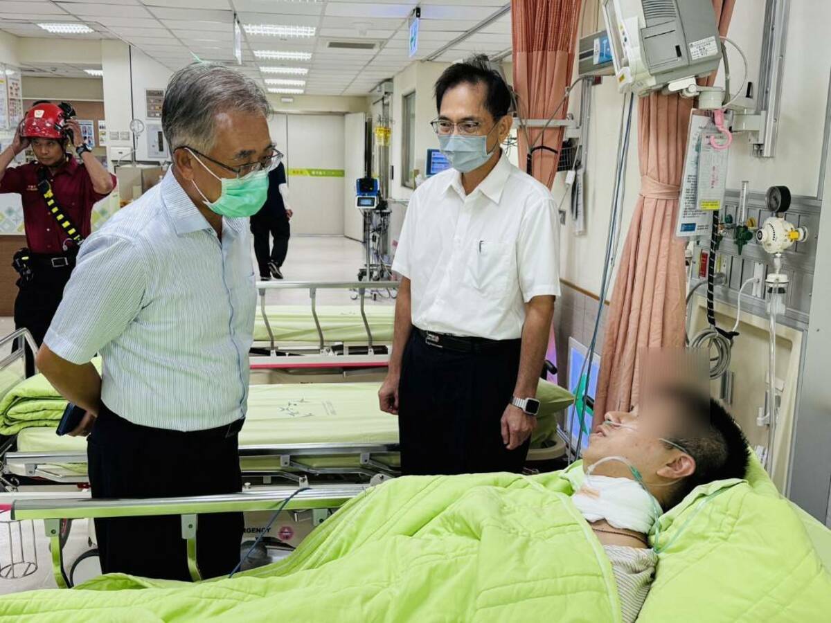王志平(左)前往醫院探視受傷消防人員。  圖：高雄市消防局提供