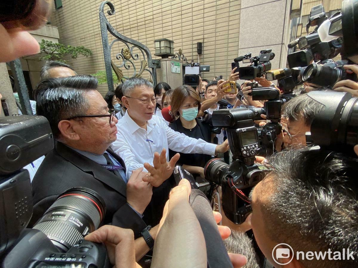 民眾黨主席柯文哲走出家門。 圖：周煊惠 / 攝