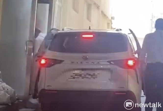柯文哲搭座車進入廉政署。 圖：林朝億/攝