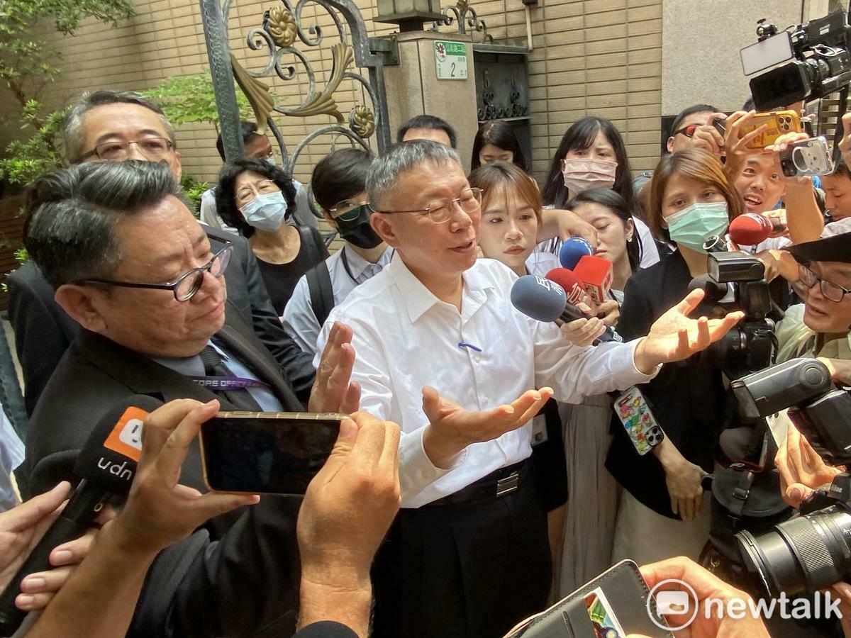 民眾黨主席柯文哲今天位於東門捷運站的住處遭檢廉搜索，經近5個小時搜索後，柯步出家門。 圖：周煊惠 / 攝