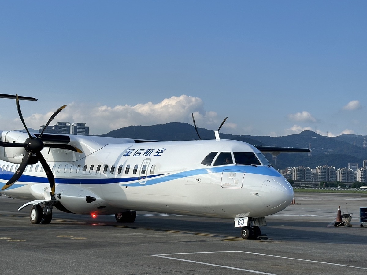 交通部民用航空局今天宣布，已針對目前需求較高之航線規劃第二波加班機，並將於12月17日下午6時起統一開放訂位。離島管制航線總計提供10,272個座位數。 圖：華信航空／提供