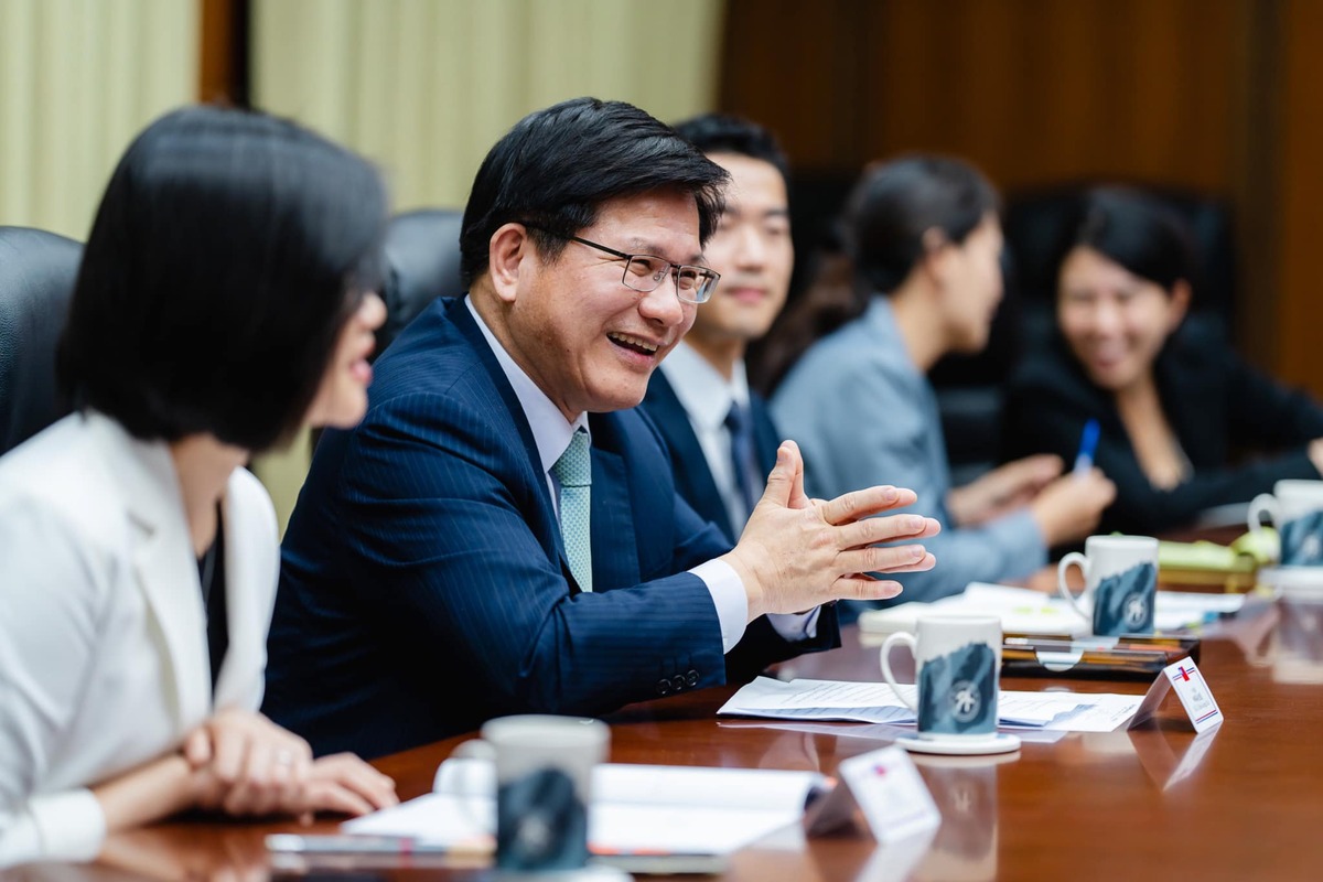 外交部長林佳龍提出「總合外交」策略，獲得高民意支持。 圖：翻攝自林佳龍臉書