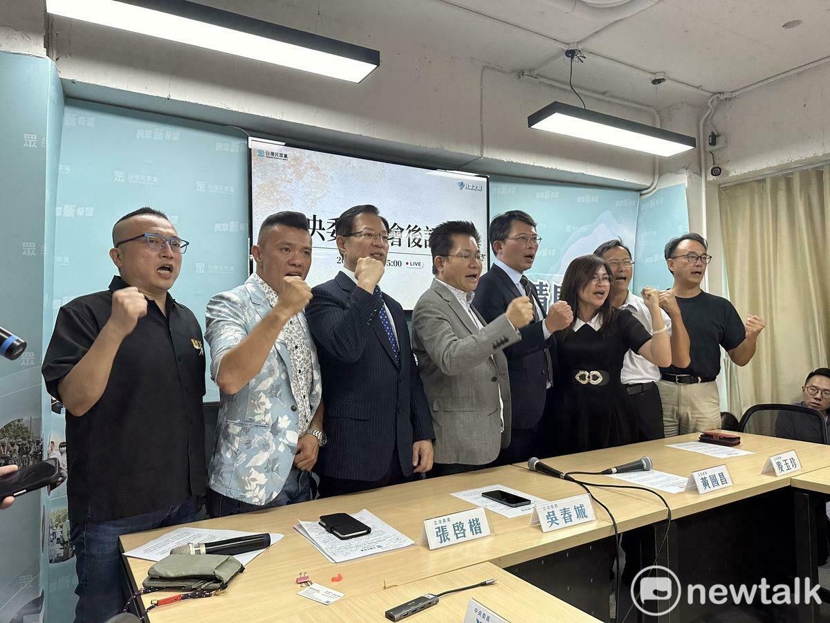 民眾黨中央委員、黨公職喊口號力挺黨主席柯文哲清白。 圖：周煊惠 / 攝