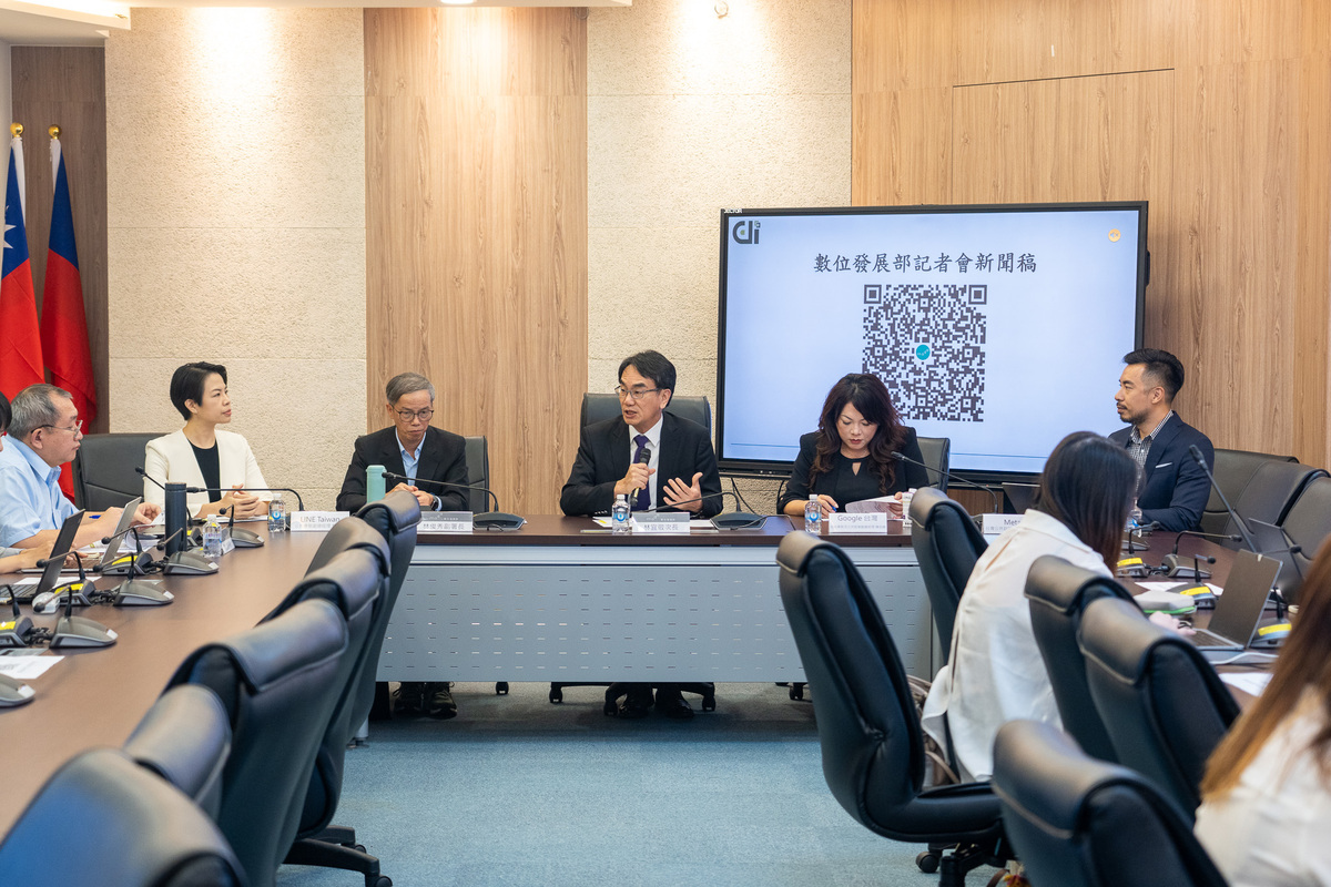 數位發展部今(30)日攜手Google、LINE、Meta三大平台，召開強化網路防詐措施記者會。 圖：數發部提供