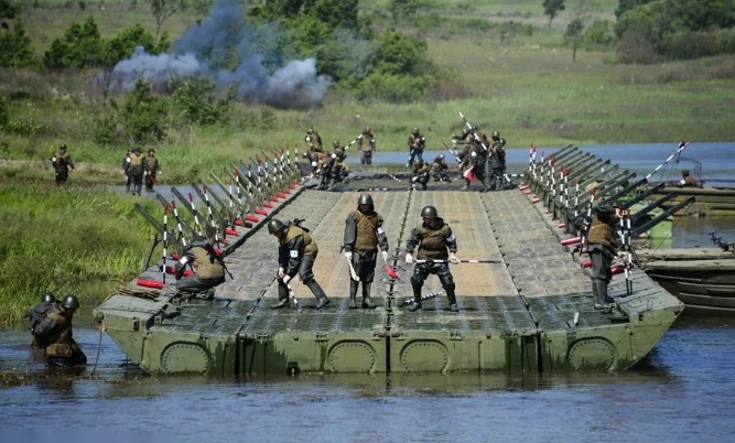 俄軍在河岸邊搭設軍事浮橋，但屢遭烏軍摧毀。 圖 : 翻攝自冲哥瞰天下