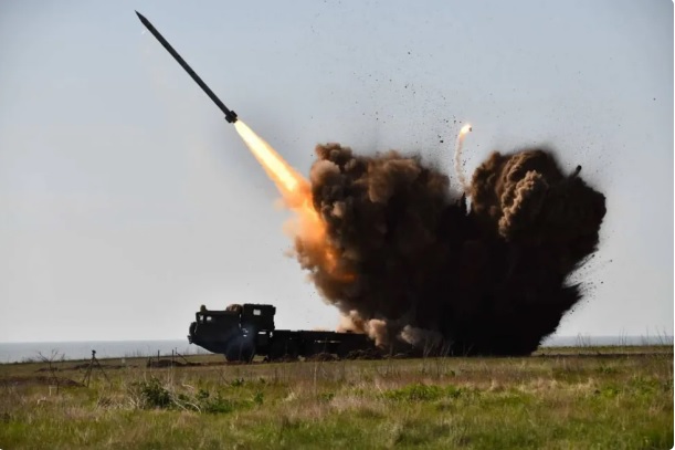 外傳白俄羅斯援俄的武器中，包含 BM-30 「龍卷風」火箭彈。 圖：翻攝自 第一軍情