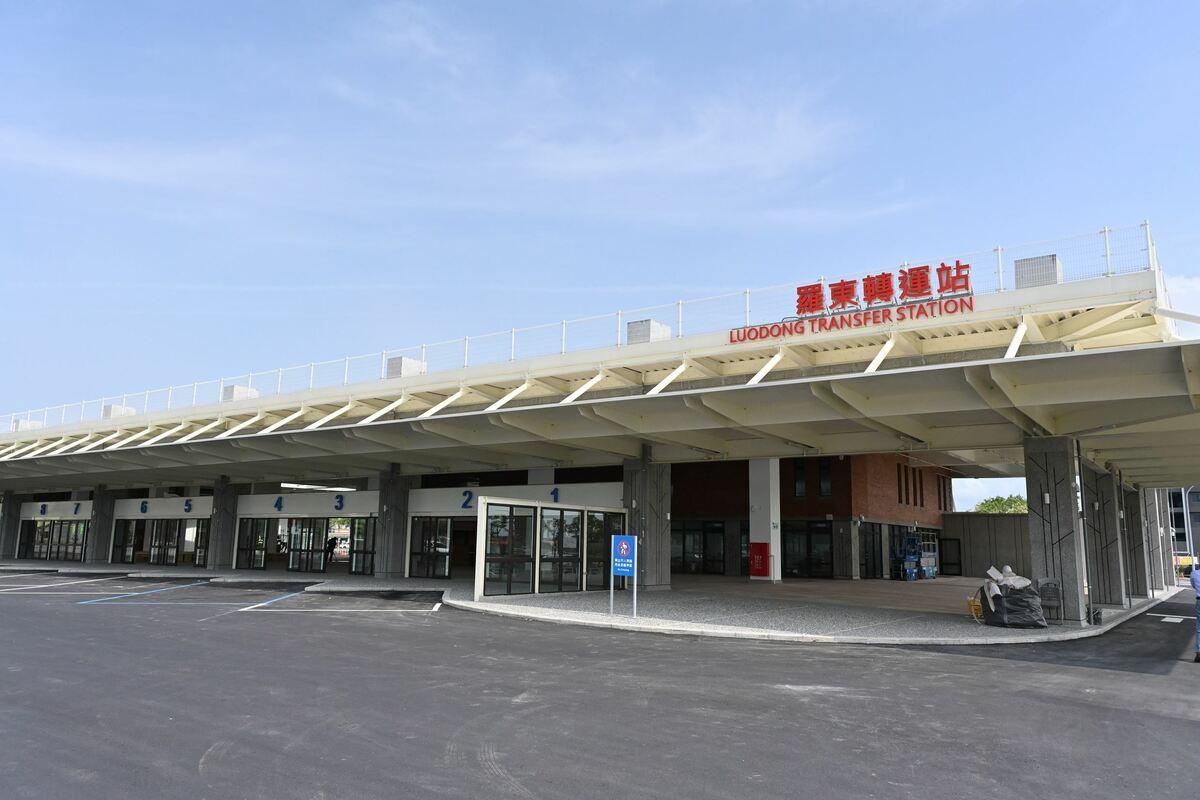 興建的宜蘭縣羅東轉運站，斥資10.63億元，歷經3年多施工與委外招商，即將在9月5日舉行開幕儀式，6日正式啟用。啟用後，國道客運、市區公車共30條路線，都將移至新轉運站停靠，將成為溪南地區新的主要交通地點。 圖：宜蘭縣政府／提供