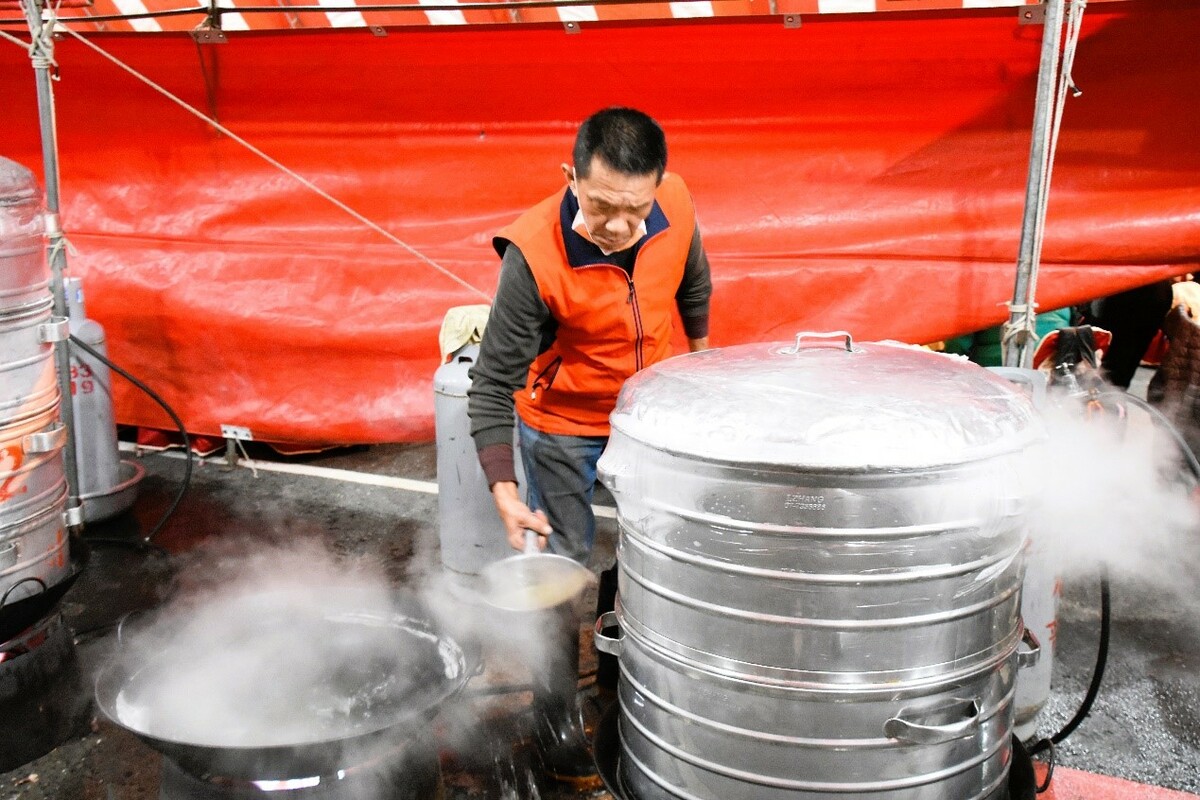 鄭景良透過廟會讓南吉的招牌更響亮，從原本不專精廟會辦宴，到現在有八成生意是來自廟會與尾牙，成功的在南部廟會宴席市場占有一席之地。 圖：台南市政府/提供