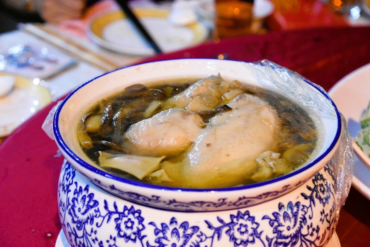 辦桌的精髓來自佳餚底蘊─煉湯，儘管湯底食材會隨著每位師傅而有所不同，但湯頭韻味絕對是成就好味道的關鍵。 圖：台南市政府/提供
