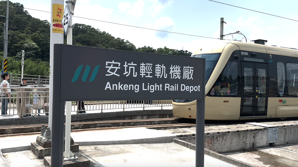 安坑輕軌機廠登車平台試辦尖峰加班車搭乘活動，將延長至今年12月31日。 圖：新北市捷運局/提供