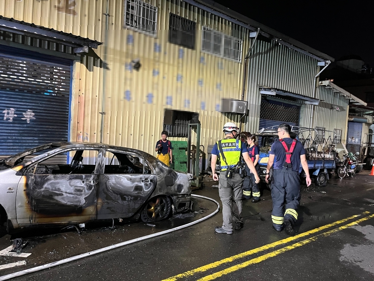 青峰街火警兩部汽車遭燒毀，犯嫌事後在附近 圖：高市警鼓山分區提供