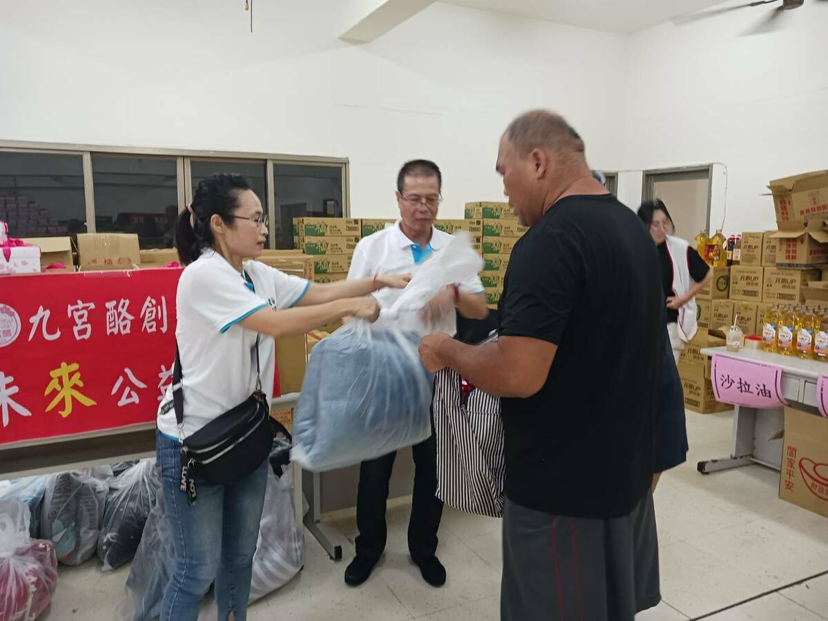 來春茶飲公司與九宮酪創意甜點赴南投埔里發放愛心物資。 圖：主辦單位/提供