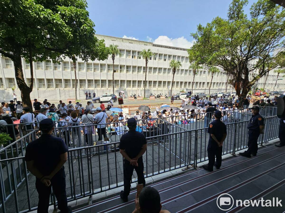 台北地檢署大門前一早就有支持柯文哲民眾陸續集結聲援柯P。 圖：林昀真／攝