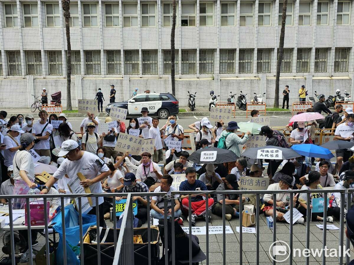 上百位小草集結北檢門前手舉紙牌高喊「相信清白、柯P加油」。 圖：新頭殼資料照（林昀真／攝）