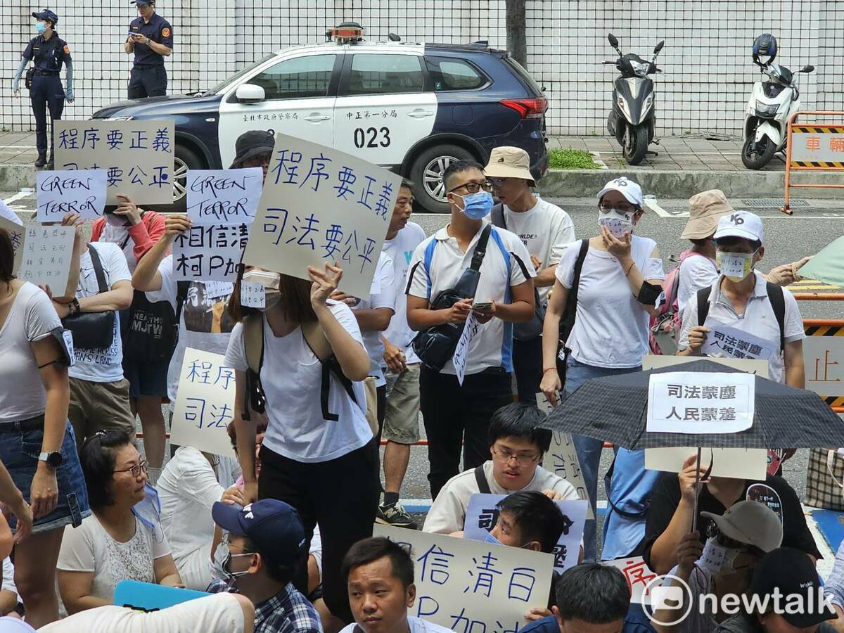 上百位小草集結北檢門前高喊「相信清白、柯P加油」。 圖：林昀真／攝