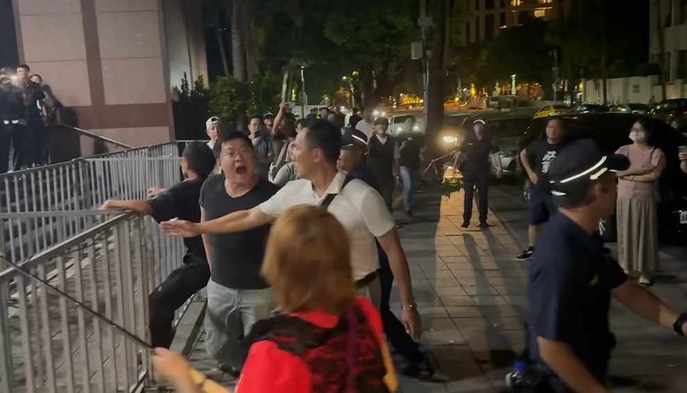 挺柯的黑衣男激動竄出咆哮，模樣凶狠作勢要打人。 圖：翻攝四叉貓臉書