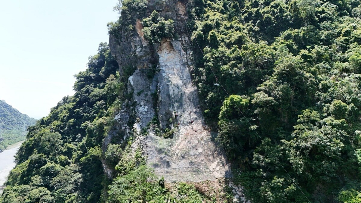 台8線中橫公路東段於403大地震及凱米風災後，沿線搶修復建工程施工推展順利，惟因強震過後又逢颱風豪雨，道路邊坡穩定性較低，至今落石頻率仍高。 圖：交通部公路局／提供