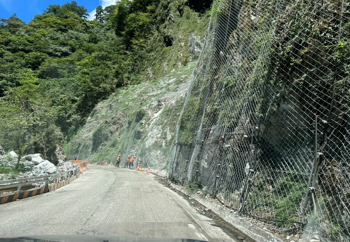 考量用路人安全及搶修復建工程需要，目前仍採分階段管制放行，並視後續復建工程進度逐步放寬管制措施，公路局也公布9月交管措施，提醒用路人注意。 圖：交通部公路局／提供