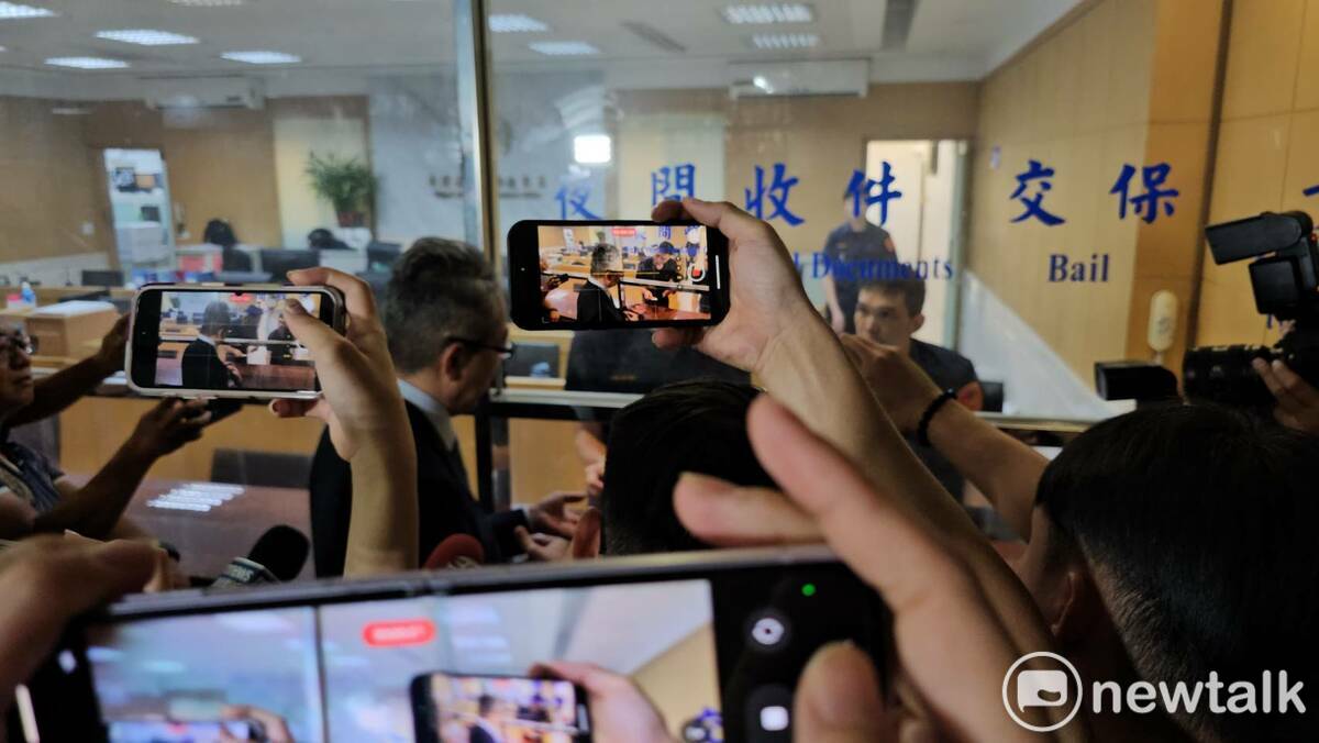 柯文哲律師鄭深元步出法庭。 圖：林昀真／攝