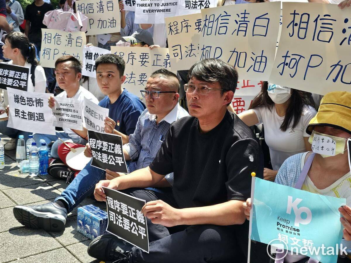 黃國昌到北檢門外與支持柯文哲群眾一同靜坐聲援柯文哲。 圖：林昀真／攝