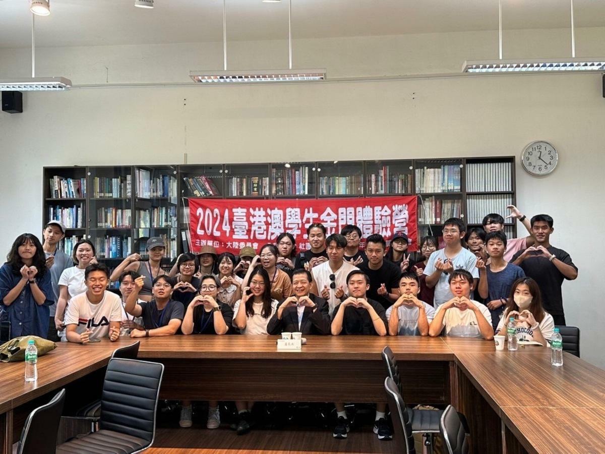 「2024台港澳學生金門體驗營」由陸委會港澳蒙藏處處長兼策進會秘書長盧長水主持成果分享與交流座談，圖為會後大合影。 圖：陸委會提供