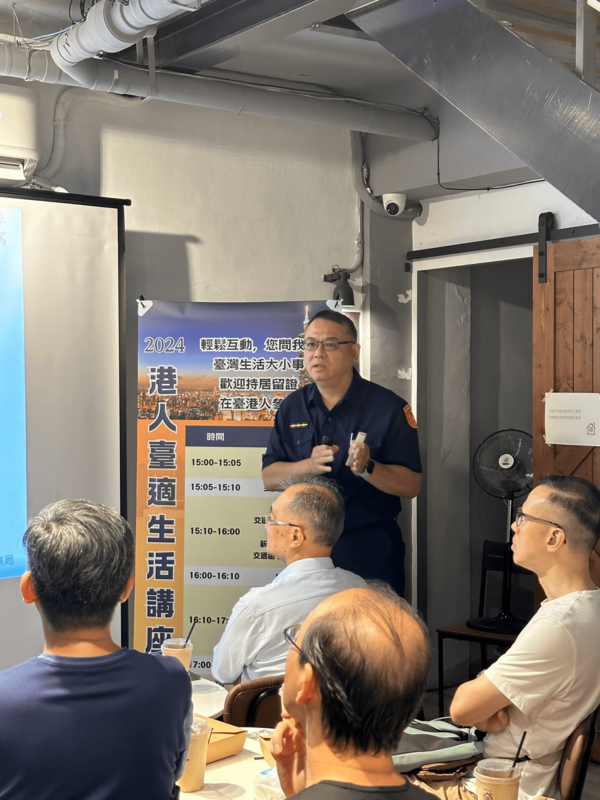 講師分享交通安全知識。 圖：台港經濟文化合作策進會提供