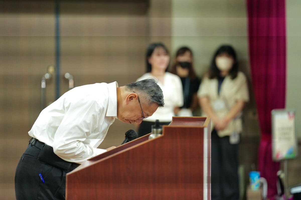 民眾黨中央批北檢搜索程序「違法」，圖為柯文哲為政治獻金申報不實鞠躬道歉。 圖：翻攝柯文哲臉書（資料照）