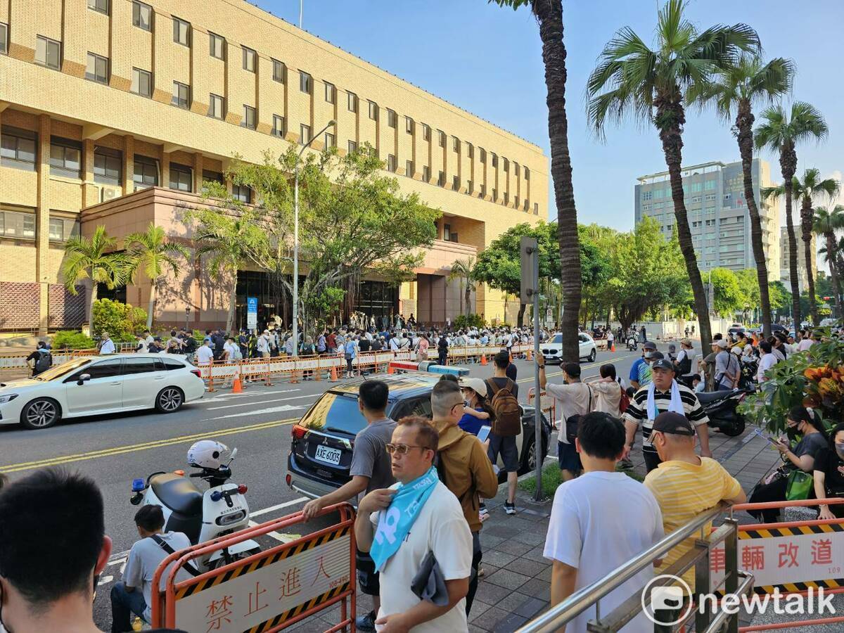 聲援柯文哲群眾集結台北地檢署大門外，人潮越聚越多，連對面人行道都站滿支持者。 圖：林昀真／攝