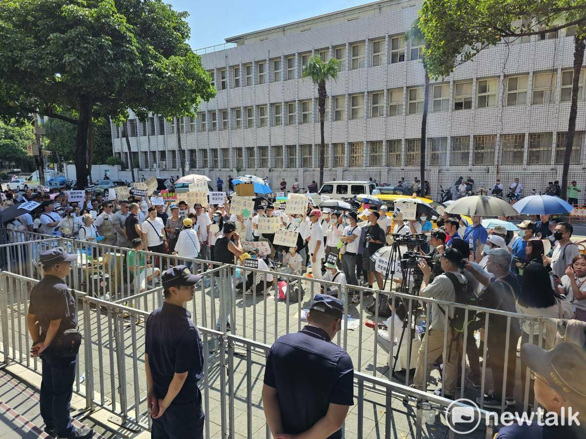 聲援柯文哲群眾集結台北地檢署大門，高喊「程序要正義、司法要公平」，要求北檢放人。 圖：林昀真／攝