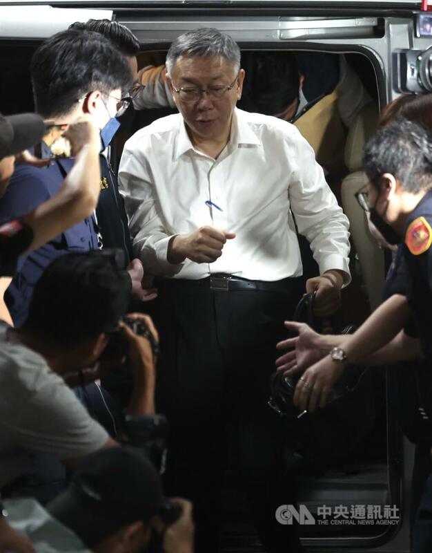 檢廉30日偵辦京華城案，兵分7路搜索包括台灣民眾黨主席柯文哲住處等地，並於31日凌晨將柯文哲（中）移送北檢複訊。 圖：中央社提供