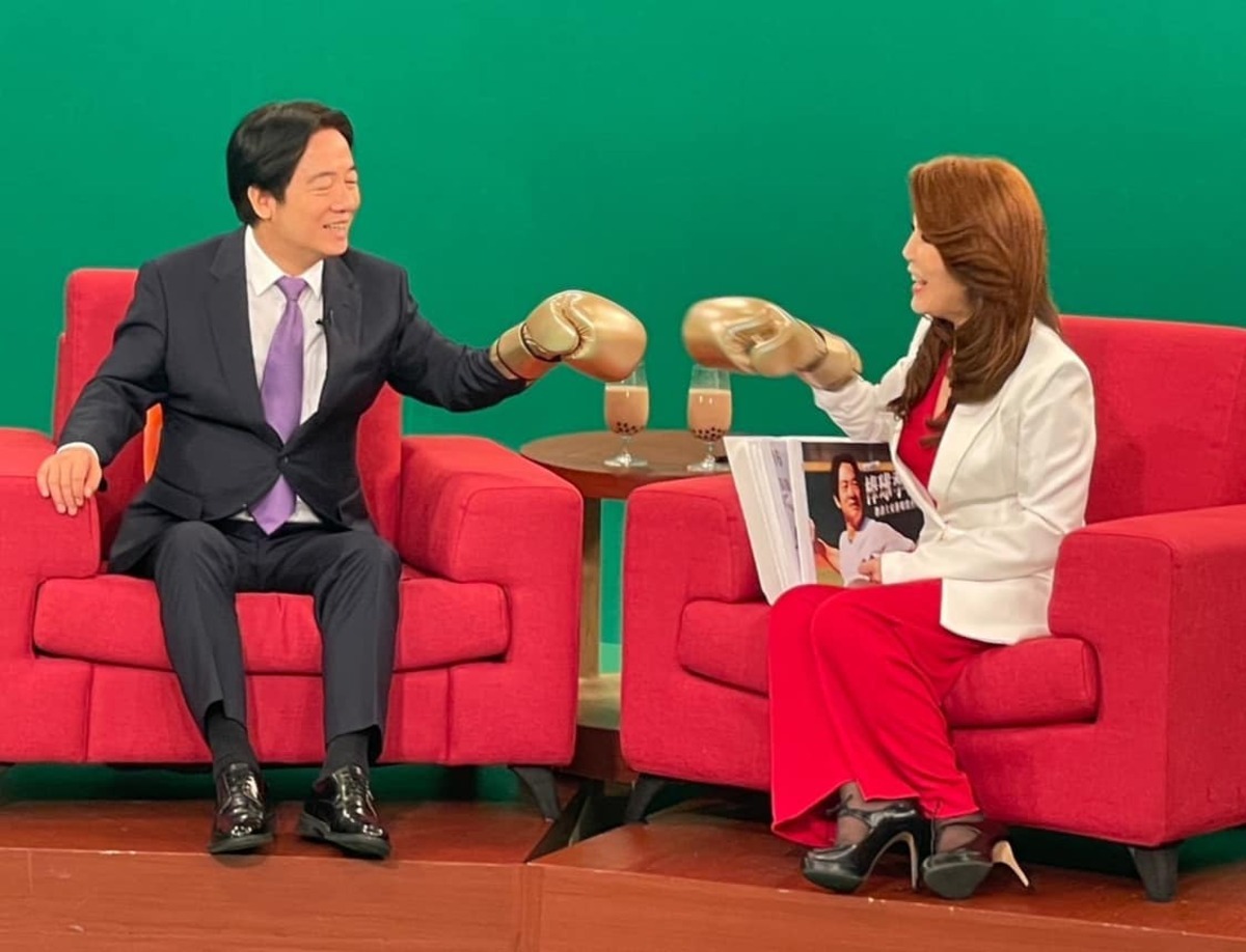 總統賴清德就職百日接受雅琴專訪，節目上公開林郁婷送的黃金手套。 圖：翻攝自張雅琴臉書