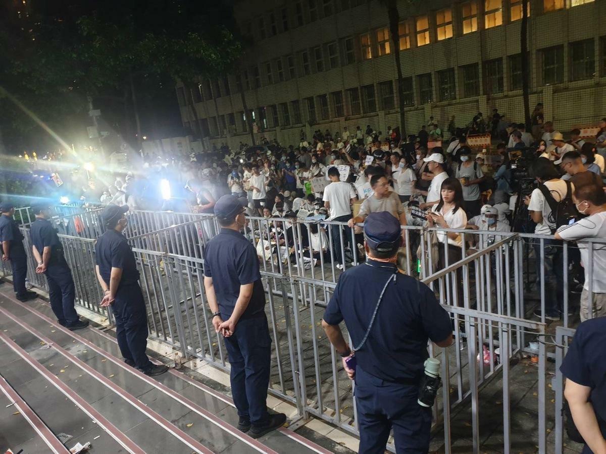 柯文哲移送北檢偵訊後被檢方聲請羈押禁見，許多支持者聚集北檢門口靜坐抗議。 圖：周煊惠/攝