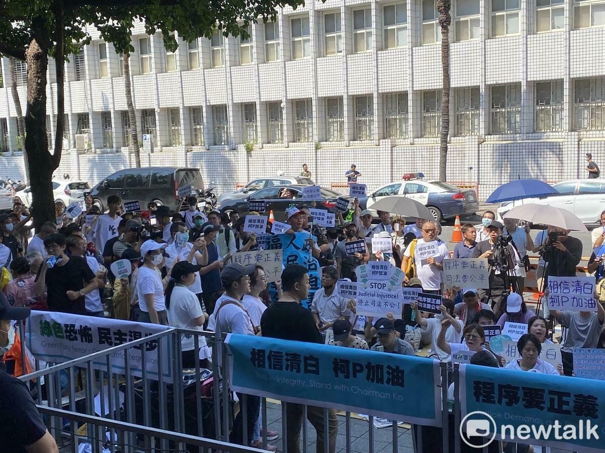 台北地檢署門口聚集百位「小草」，力挺民眾黨主席柯文哲清白。 圖：周煊惠 / 攝（資料照）
