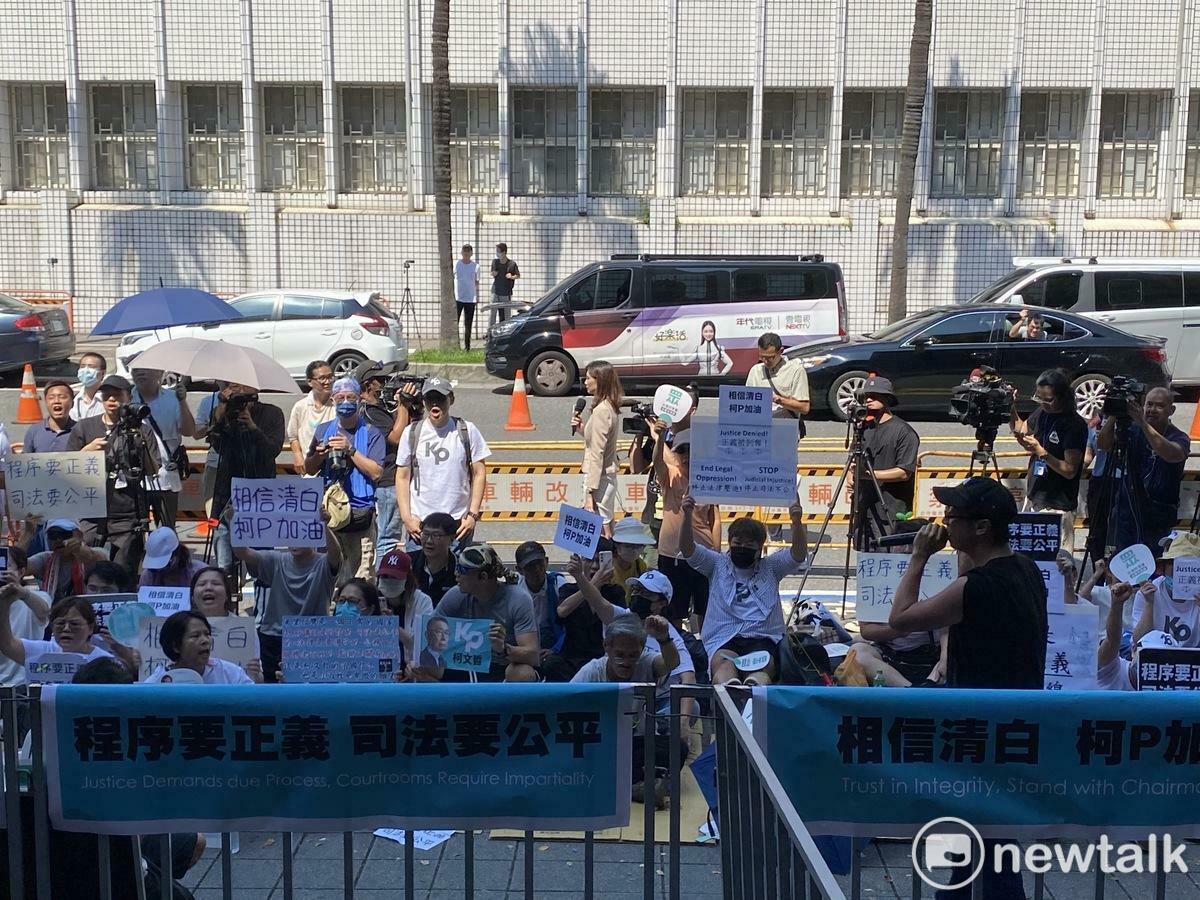 台北地檢署門口聚集百位「小草」，力挺民眾黨主席柯文哲清白。 圖：周煊惠 / 攝