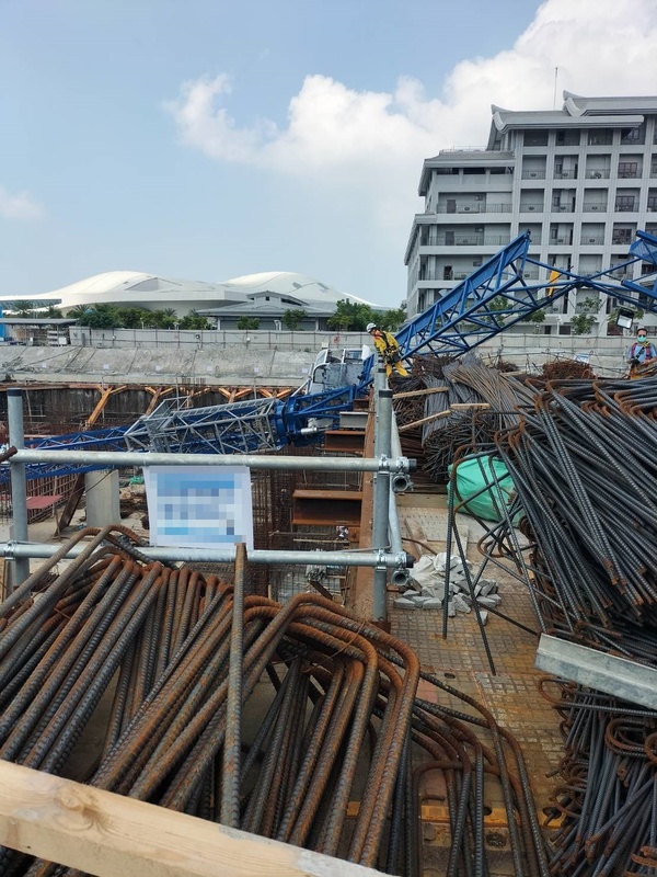 高雄市鳳山區國泰路一處工地天車倒塌，1名外籍男工人明顯死亡，另有1名本國籍男工人肢體多處骨折、意識不清，送醫搶救。 圖 : 中央社/提供