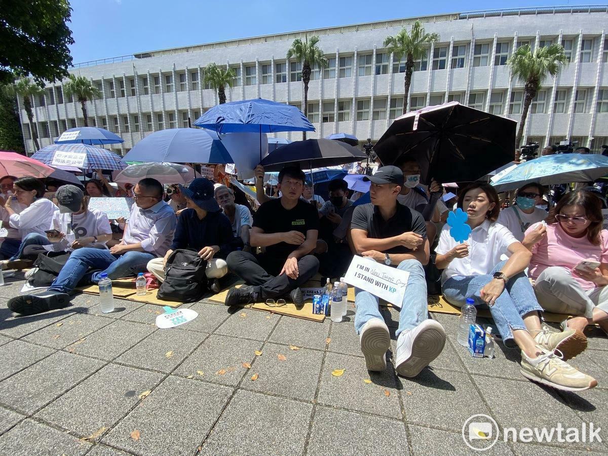 民眾黨秘書長周榆修、柯文哲胞妹柯美蘭、民眾黨立委黃國昌、新北市議員陳世軒、台北市議員黃瀞瑩、前立委陳琬惠到北檢門口聲援。 圖：周煊惠 / 攝