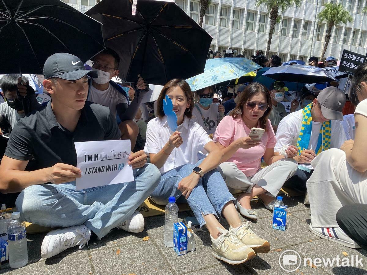新北市議員陳世軒（左起）、台北市議員黃瀞瑩、前立委陳琬惠、台北市議員陳宥丞到場聲援。 圖：周煊惠 / 攝