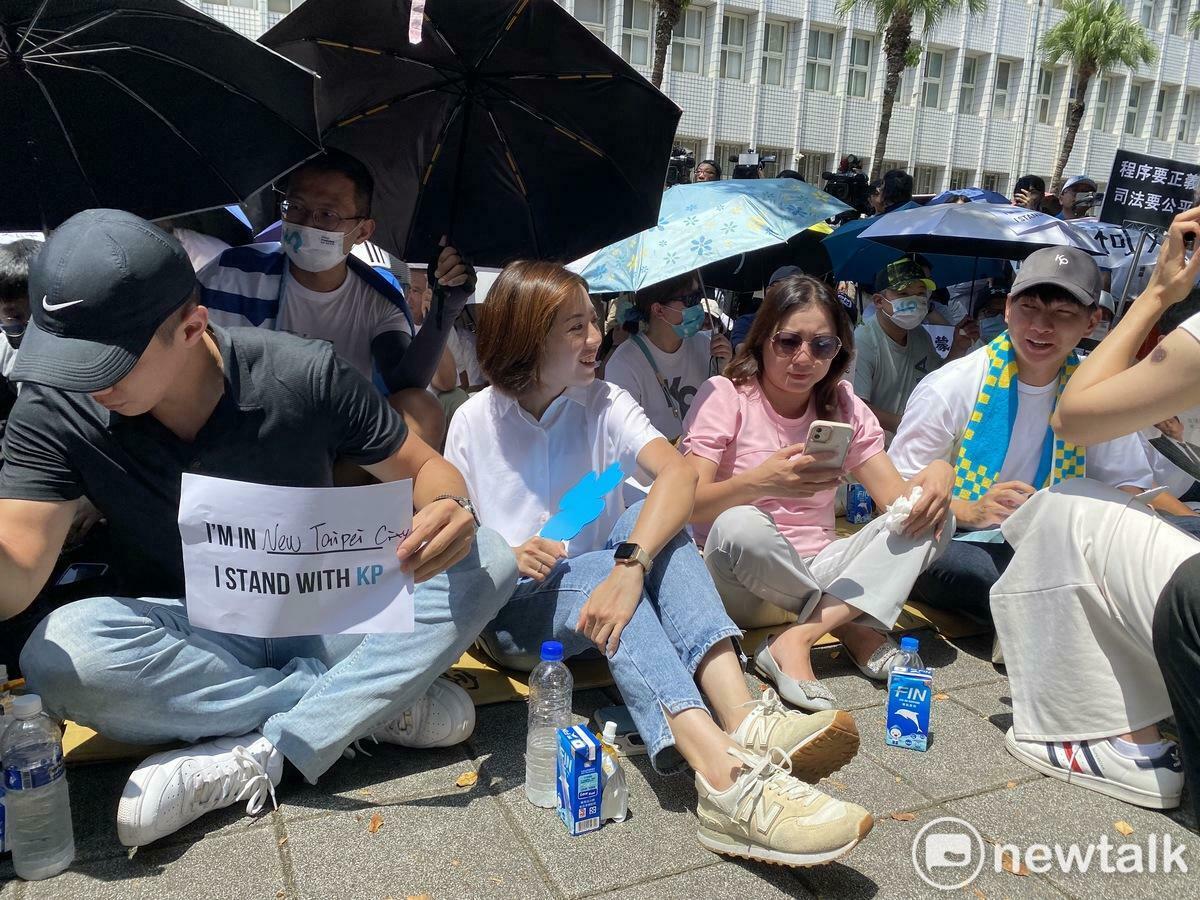 新北市議員陳世軒（左起）、台北市議員黃瀞瑩、前立委陳琬惠、台北市議員陳宥丞到場聲援。 圖：周煊惠 / 攝