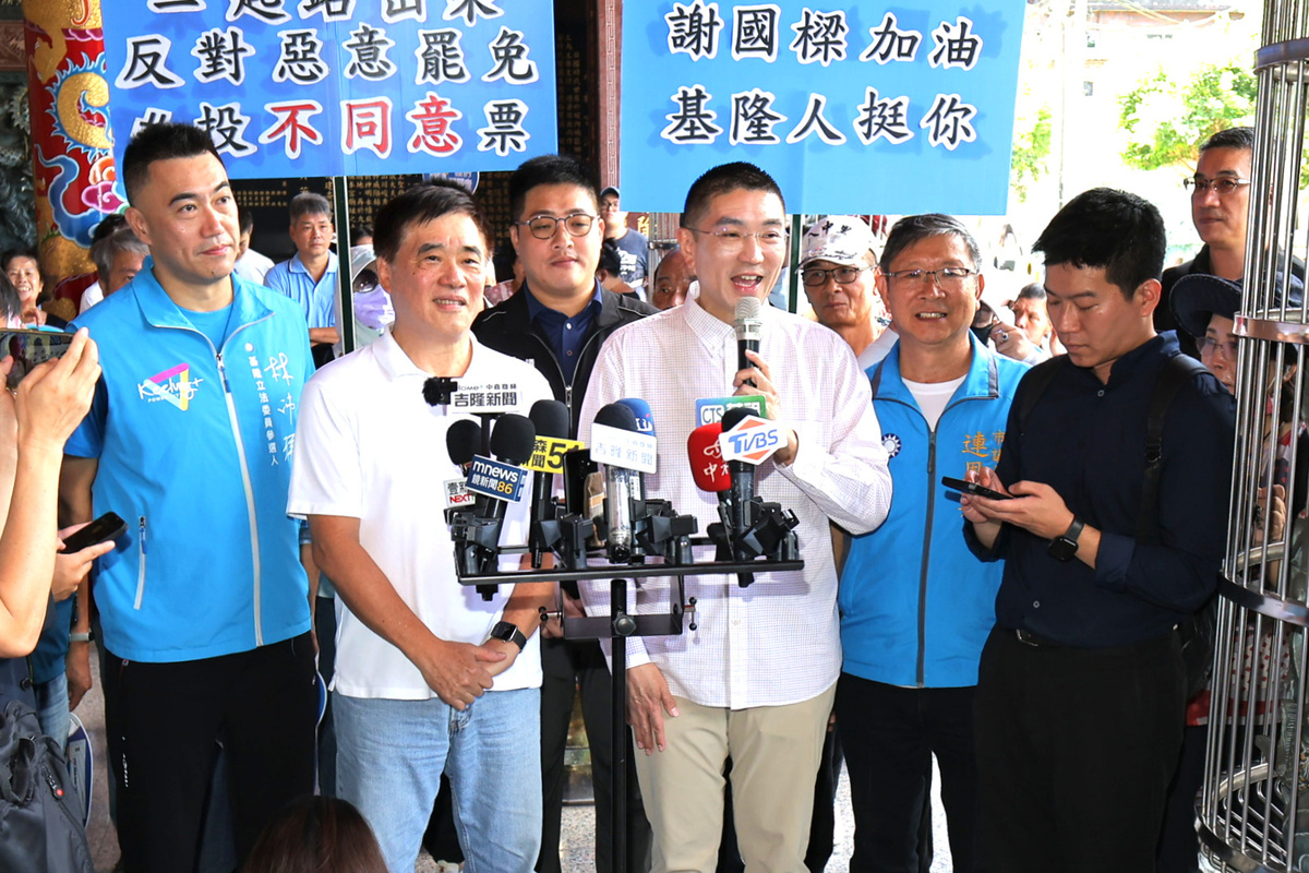 前台北市長郝龍斌(左二)於今（1）日力挺基隆市長謝國樑。 圖 : 國民黨基隆市黨部/提供