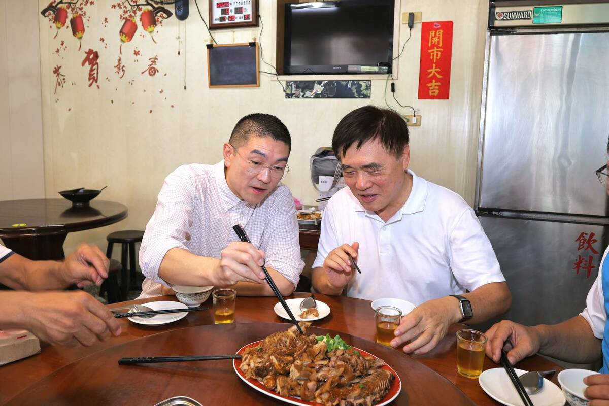 前台北市長郝龍斌(右)與基隆市長謝國樑共同品嚐基隆小吃。 圖 : 國民黨基隆市黨部/提供
