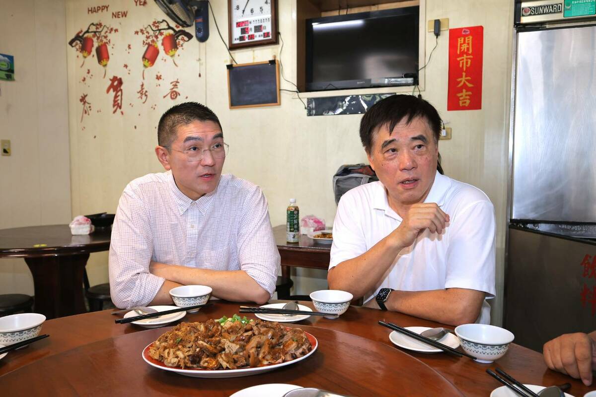 前台北市長郝龍斌(右)與基隆市長謝國樑共同品嚐基隆小吃。 圖 : 國民黨基隆市黨部/提供