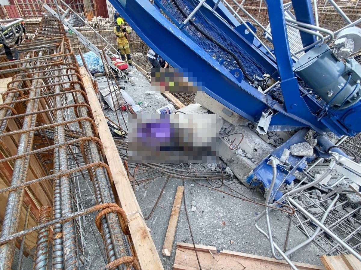 鳳山三井商場工地吊塔倒塌造成一死一傷。 圖：高雄市消防局/提供