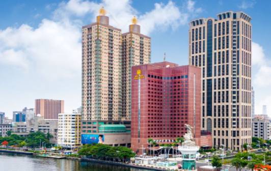 高雄國賓飯店改建引發兩側大樓住戶陳情，另委託內政部認可第三方機構重新評估。 圖：孫家銘翻攝