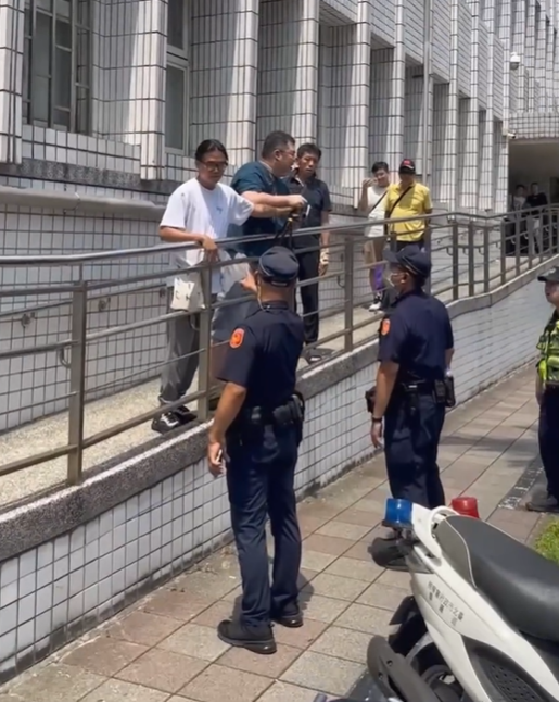 網紅四叉貓在北檢直播前台北市長柯文哲案件時，直播設備被搶。他隨後在臉書發布影片，並表示將依據刑法提告涉案人。 圖：翻攝自四叉貓劉宇影片畫面