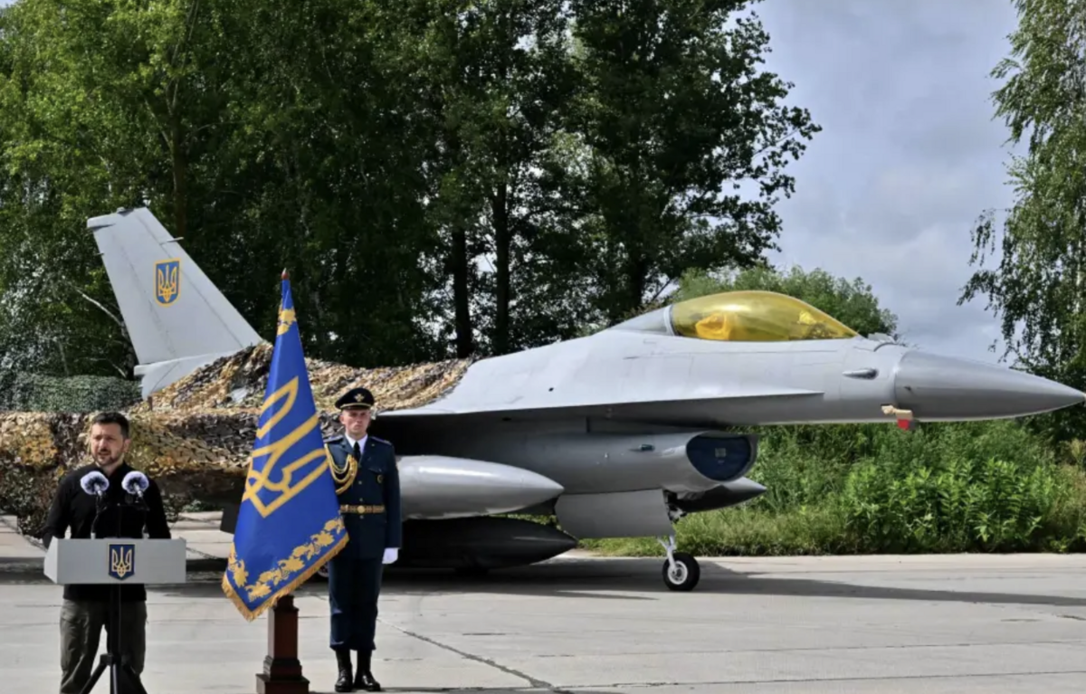 烏克蘭總統澤連斯基在一架烏空軍接收的F-16前發表演說 圖；翻攝自觀察者網