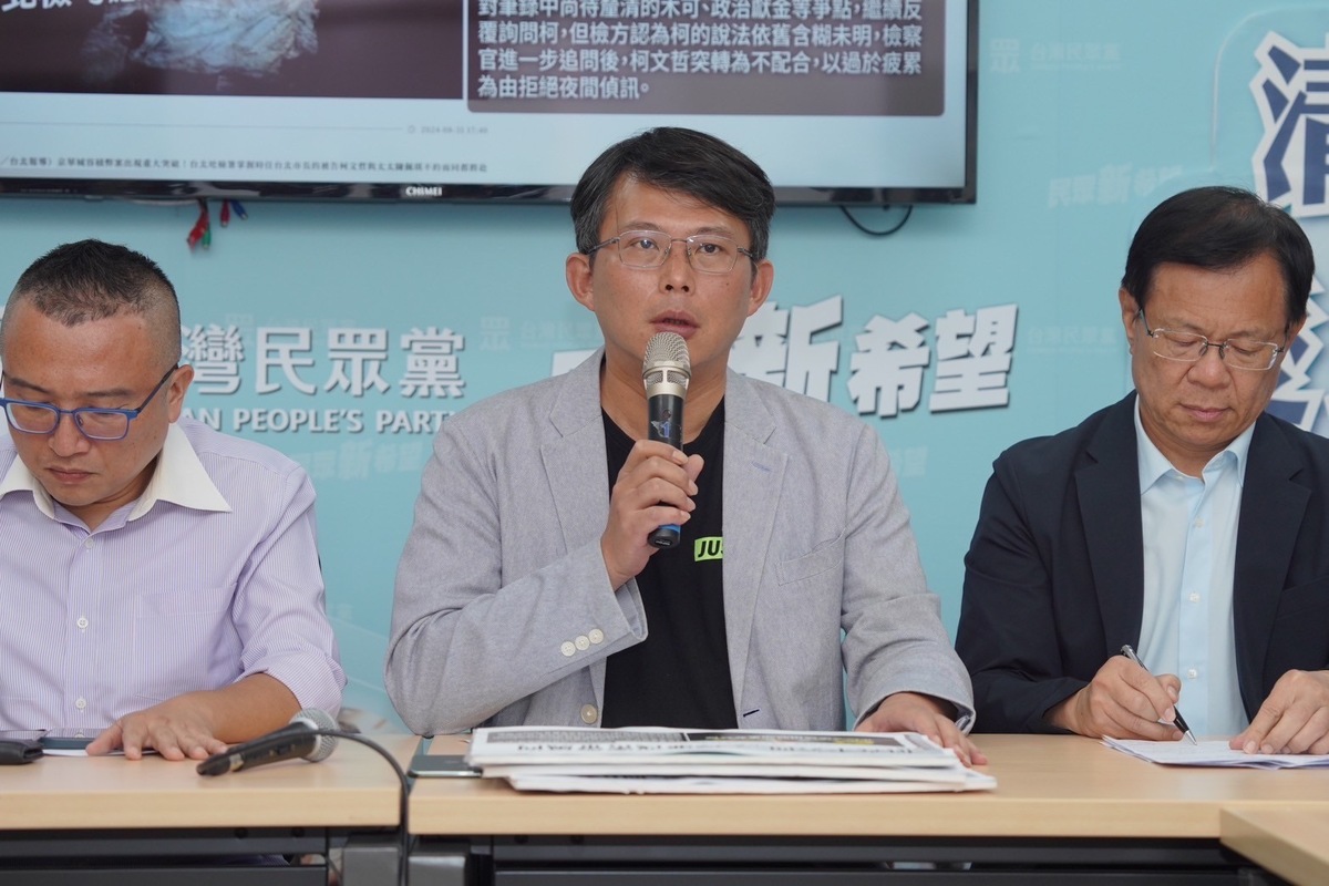 民眾黨立委黃國昌（中）、黨秘書長周榆修（左）、黨籍立委張啓楷（右）等人今召開「檢廉洩密帶風向，惡意羅織扣罪名」記者會。 圖：民眾黨 / 提供