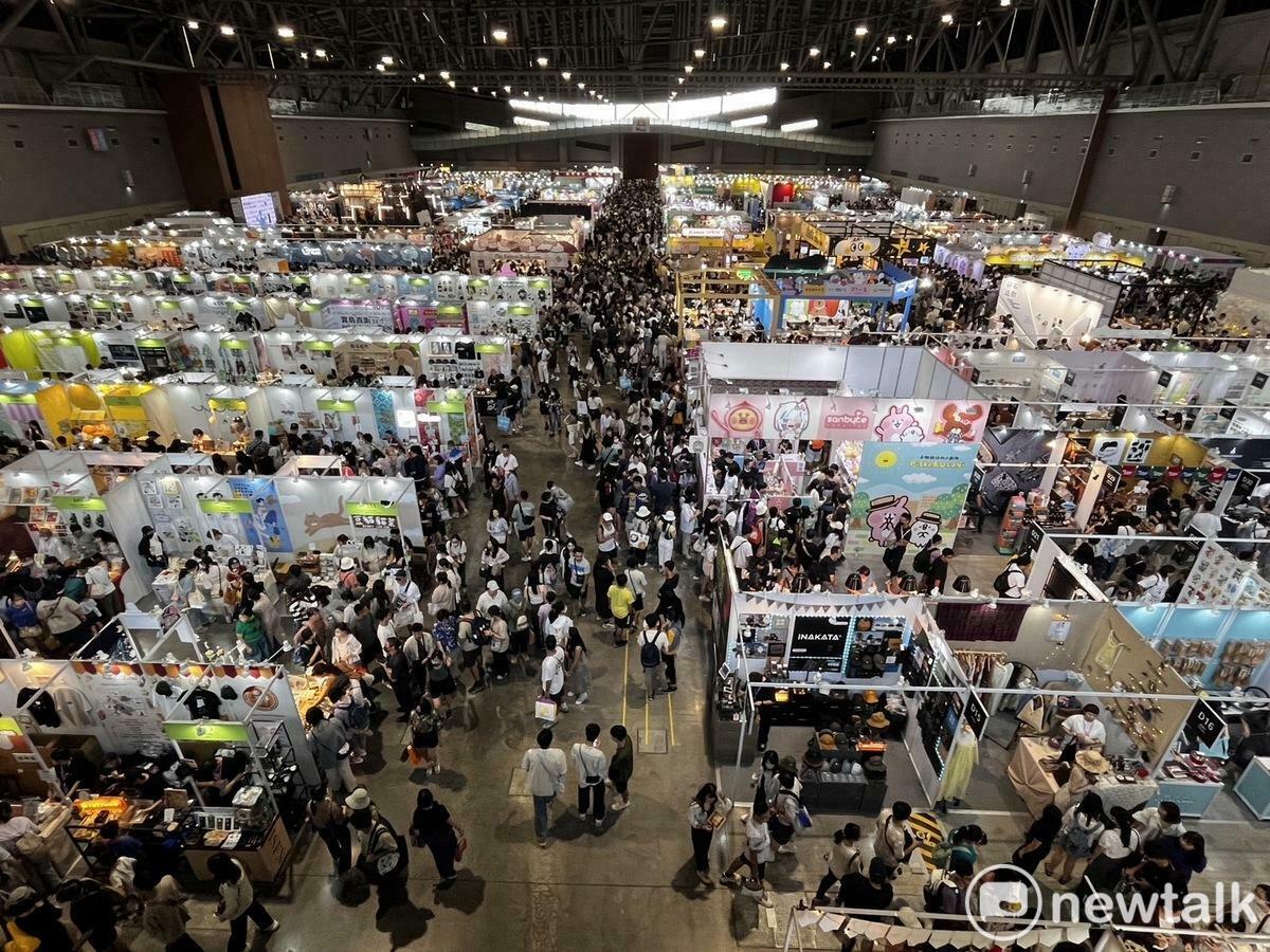 2024臺灣文化創意博覽會圓滿落幕，臺南市政府統計「大臺南會展中心」商展區以及包含「藍晒圖文創園區」、「321巷藝術聚落」、「西竹圍之丘文創園區」的臺南概念展區，參觀總人數突破62萬，打破去年60萬參觀人數。且自開展首日起，每天人數不斷創新高，現場皆有大量民眾於現場依序排隊等待進場。尤其活動最後兩天人潮更翻倍成長。 圖：台南市政府提供