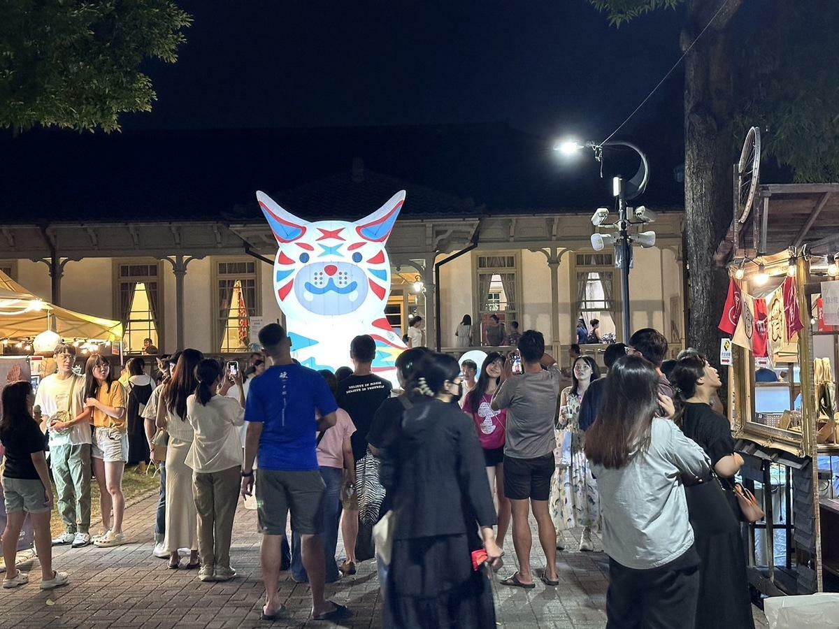 2024臺灣文化創意博覽會圓滿落幕，臺南市政府統計「大臺南會展中心」商展區以及包含「藍晒圖文創園區」、「321巷藝術聚落」、「西竹圍之丘文創園區」的臺南概念展區，參觀總人數突破62萬，打破去年60萬參觀人數。且自開展首日起，每天人數不斷創新高，現場皆有大量民眾於現場依序排隊等待進場。尤其活動最後兩天人潮更翻倍成長。 圖：台南市政府提供