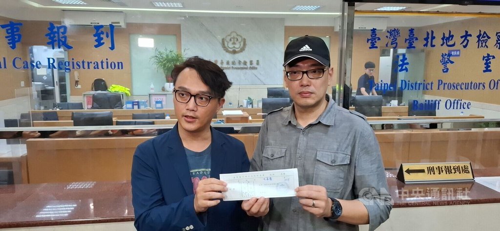 檢廉偵辦京華城案，民眾黨批評，理應偵查不公開，但檢方導引輿論未審先判，疑刻意散播不實訊息，洩密給特定媒體帶風向。媒體人毛嘉慶（前右）和國民黨前文傳會副主委練鴻慶（左）1日晚間現身台北地檢署，遞狀告發檢方非法搜索和洩密。 圖：中央社提供
